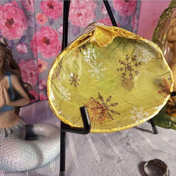 DECOUPAGE CLAM SHELL DECOUPAGE SNOWFLAKES ON A CLAM SHELL TRINKET DISH - Picture 2 of 10